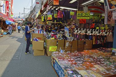 Japonya 'daki sokak pazarından alışveriş yapan insanlar.