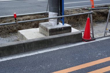 Şehir caddesinde trafik konisi 