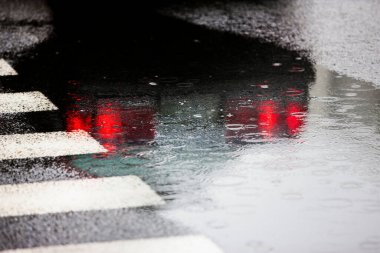 Arka planda yağmur damlaları