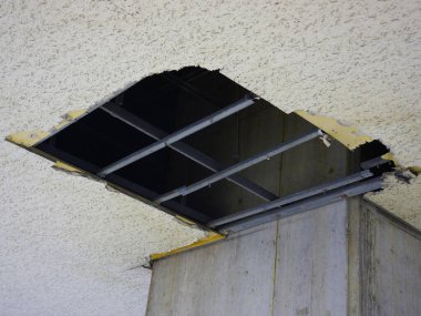 Hasarlı tavan açıkta kalan yapıyı ve açık alanı gösteriyor