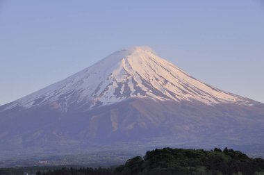 Japonya 'nın ünlü Fuji dağının manzaralı görüntüsü.
