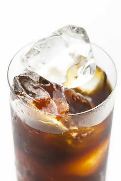 Närbild Kall Cola Dryck Med Isbitar Glas Vit Bakgrund — Stockfoto