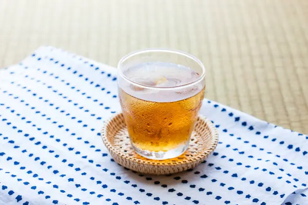 Szklanka Zimną Herbatą Tle Stołu Zbliżenie — Zdjęcie stockowe