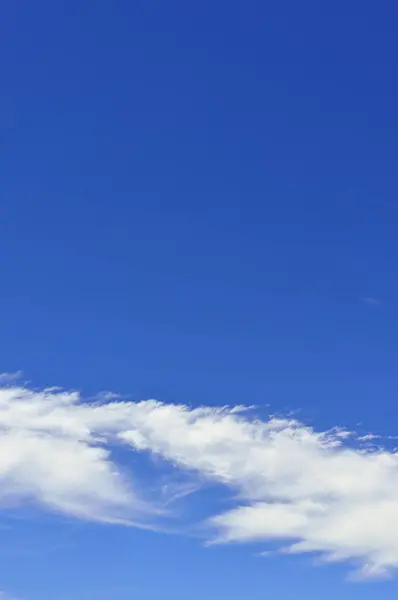 白い雲が青空に クラウドスケープの背景 — ストック写真