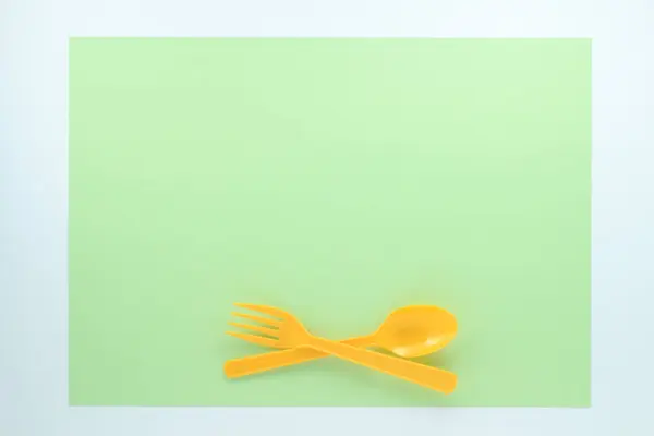 Top View Bright Plastic Cutlery Green Background — Stock Photo, Image