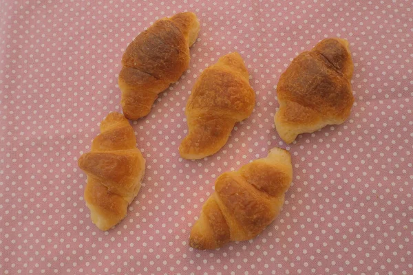Versgebakken Croissants Voor Het Ontbijt Tafel — Stockfoto