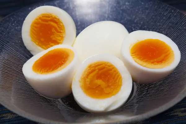 Eier Auf Teller Auf Hintergrund Nahaufnahme — Stockfoto