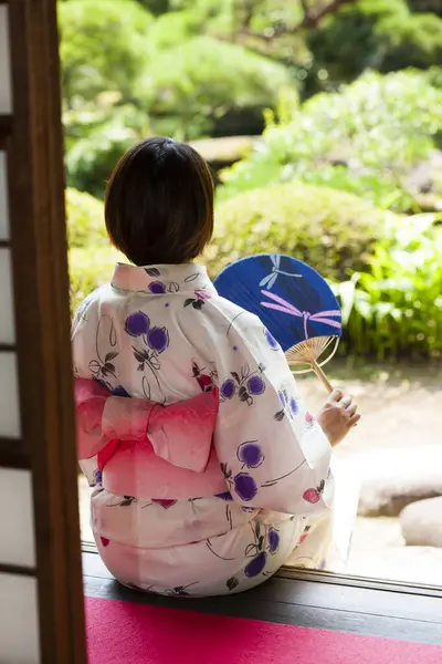 Japansk Kvinna Kimono Sitter Engawa Och Tittar Trädgård — Stockfoto