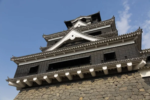日本蓝天上的松香城堡 — 图库照片