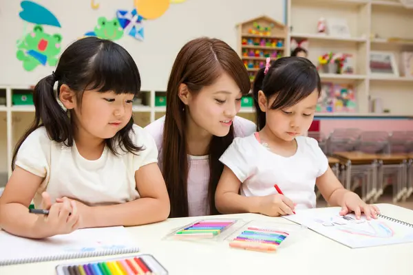 Portrait Heureux Asiatique Jeune Enseignant Deux Petites Filles Dessin Dans — Photo