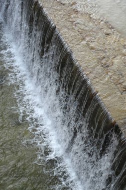 Yapay şelale ve su kanalının yakın görüntüsü