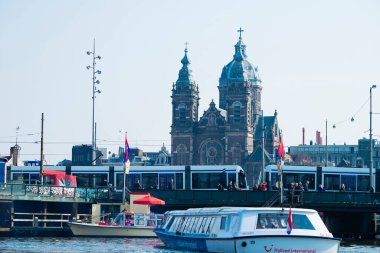 Amsterdam şehir manzarası ve Hollanda, St. Nicholas Bazilikası.