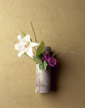 Çiçekler ve yeşil bitkiler