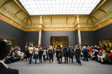 Müzedeki sanat galerisine hayran ziyaretçiler