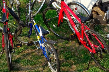 Bisikletler parkın yakın görüntüsüne park edilmiş.