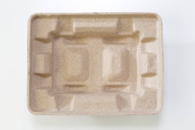 Beyaz arkaplanda izole edilmiş boş karton kutunun yakın görüntüsü    