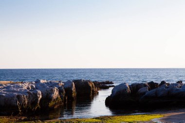 Kayalar ve dalgalarla dolu güzel bir sahil..               