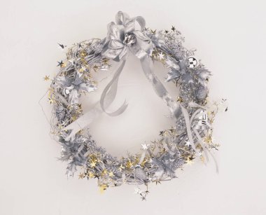 Beyaz arkaplanda gümüş Noel çelengi kompozisyonu