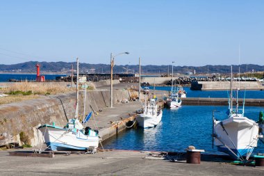 Limandaki tekneler şehir limanında 