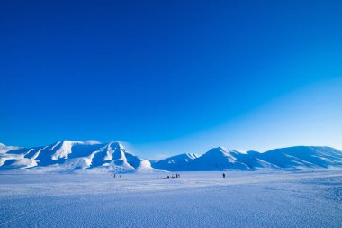 Kuzey Kutbu 'ndaki karlı dağlar. Güzel kış manzarası.