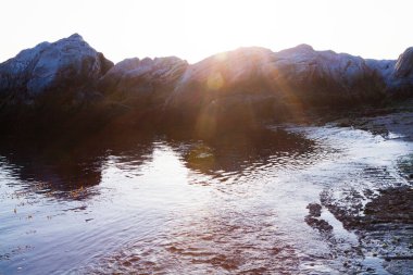 Kayalar ve dalgalarla dolu güzel bir sahil..               