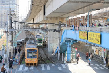 Tramvayla Tokyo şehir manzarası 