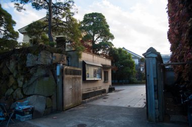 Güneş ışığıyla aydınlatılan giriş kapısı konuta açılıyor.