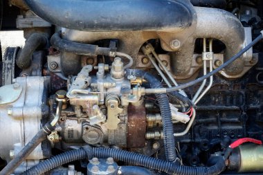 Eski motorlu bir araba. Bir arabanın motorunu kapat