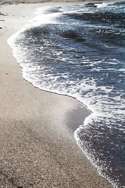 Costa Marítima Com Areia Ondas — Fotografia de Stock