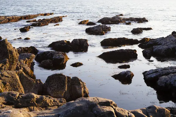 Prachtige Zeekust Met Rotsen Golven — Stockfoto