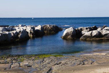 Kumsaldaki kumsalda deniz dalgaları