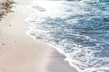Kumlu sahilde deniz dalgaları           