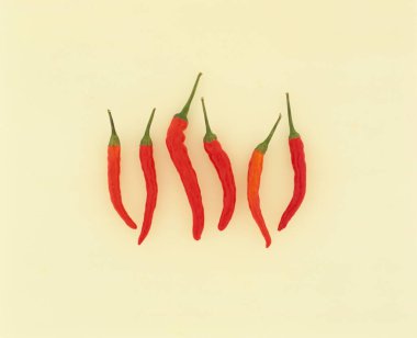 Bej arkaplanda kırmızı kırmızı kırmızı biber 