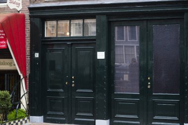 Caddenin arka planı ustalıkla yapılmış muhteşem bir Japon binası koleksiyonu.