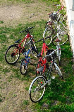 Çitin yakınına park etmiş bisikletlerin yüksek açılı görüntüsü