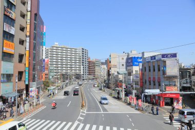 Japon gündüz saatinin parlak ışığı altında her yapı pırıl pırıl ve berrak duruyor..