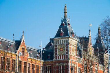 Güneşli günde Amsterdam Centraal İstasyonu