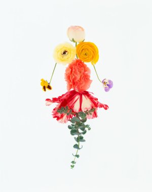 Çeşitli çiçeklerden yapılmış bir çiçek