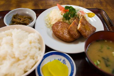 Japon yemeği mi? teriyaki tavuklu pilav ve tavuk.