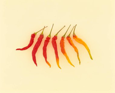 Bej arkaplanda kırmızı kırmızı kırmızı biber 