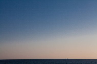 Güzel mavi gün batımı manzarası Denizin üzerinde.