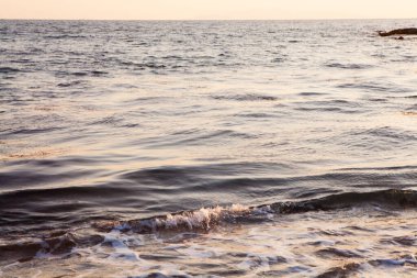 Dalgalı güzel sahil manzarası 