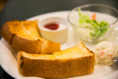 Sabah kahvaltısına yakın çekim ve tabakta tost.