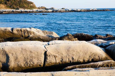 Kayalar ve dalgalarla dolu güzel bir sahil..               