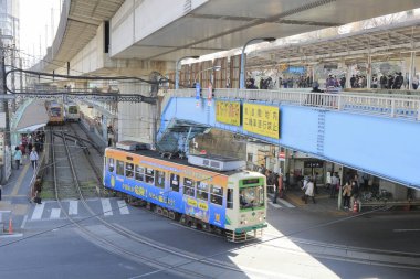 Tramvayla Tokyo şehir manzarası 