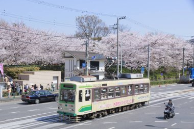 Tramvayla Tokyo şehir manzarası 