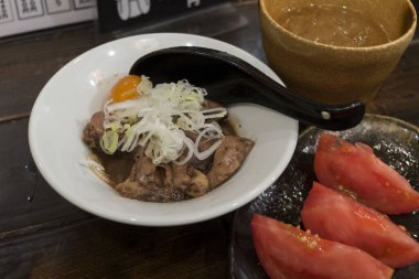 Lezzetli Asya yemeklerinin yakın çekim görüntüsü