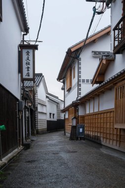 Gündüz vakti geleneksel Japon ahşap binaları arasındaki dar sokaklar