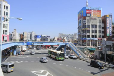 Güneşli kuleler hareketli Japon şehri ile gökyüzü arasındaki sınırı belirler..