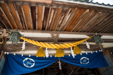 Shimenawa, Shinto dininde arındırılmış uzayı işaretlemek için kullanılan kutsal bir ip.
